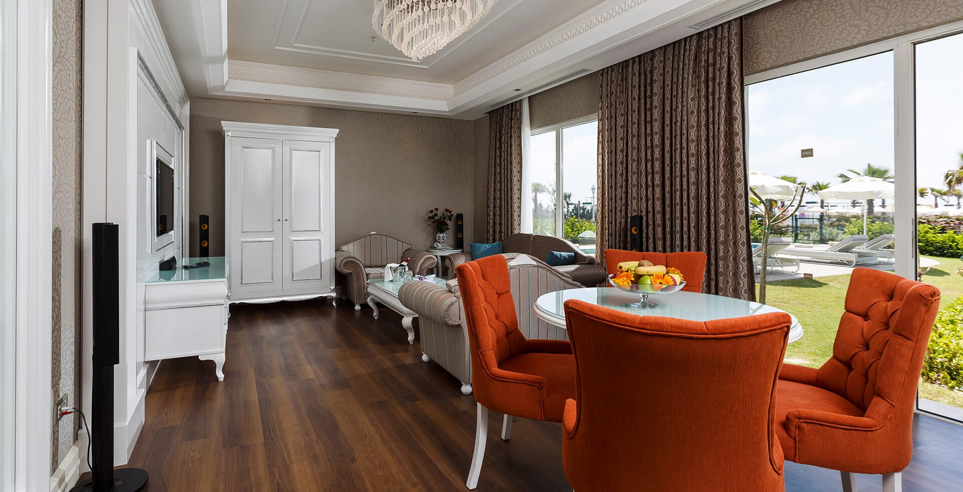 Presidential Pool Suite Type B