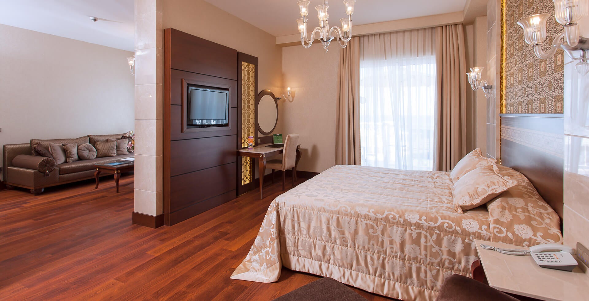 Superior Pool Suite