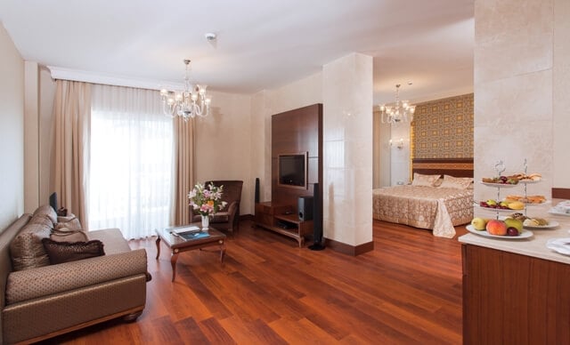Superior Pool Suite · 2