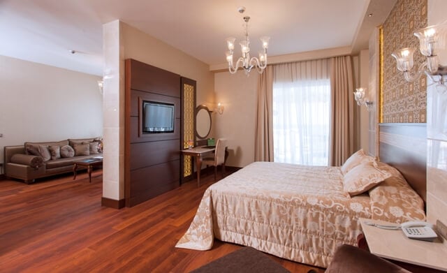 Superior Pool Suite · 3